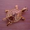 Broche vintage "tortue" en métal doré garnie de strass