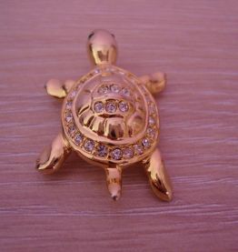 Broche vintage "tortue" en métal doré garnie de strass