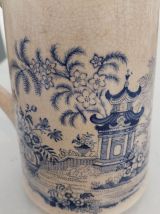 Pichet en faience signé Creil et Montereau. 