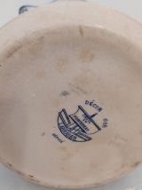 Pichet en faience signé Creil et Montereau. 