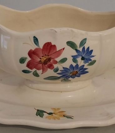 Saucière en faience signée DIGOIN SARREGUEMINES. 