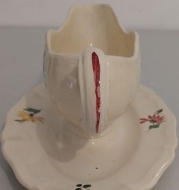Saucière en faience signée DIGOIN SARREGUEMINES. 