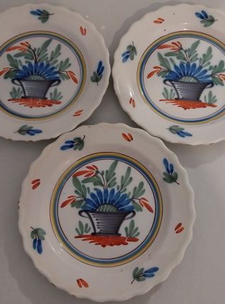 Lot de 3 assiettes en faïence de WALY.