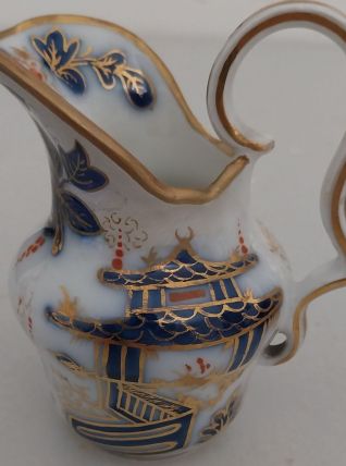 Pot à lait en porcelaine de Bayeux fin xixeme. 