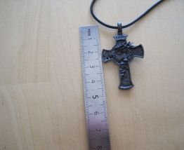 collier cordon avec pendentif croix tète du christ