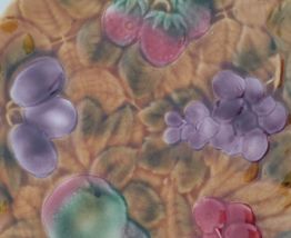 Plat en barbotine signé SARREGUEMINES. 