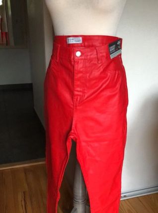 Pantalon roug effet huilé forme jeans neuf vient de Milan