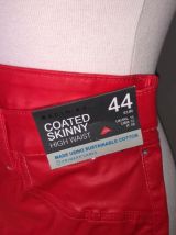 Pantalon roug effet huilé forme jeans neuf vient de Milan
