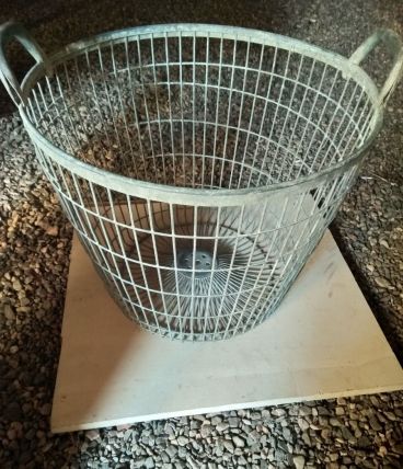 Panier ancien de lessiveuse, zinc