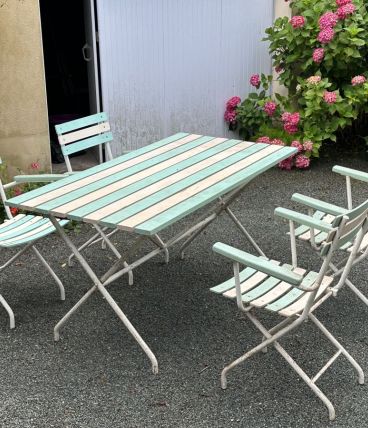 Pour jardin  1 table  pliante et et 4 chaises pliantes