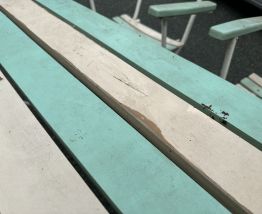 Pour jardin  1 table  pliante et et 4 chaises pliantes