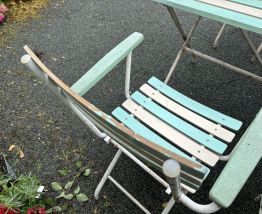 Pour jardin  1 table  pliante et et 4 chaises pliantes