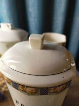 Trois pots à épices dépareillés