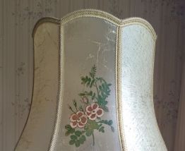 1/3 Lampadaire en merisier et abat jour vessie de porc