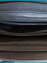Sac à main en cuir noir porté épaules
