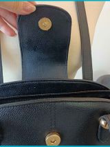 Sac à main en cuir noir porté épaules