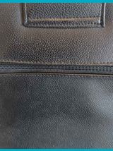 Sac à main en cuir noir porté épaules