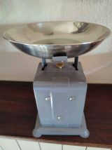 Balance mécanique de cuisine vintage en métal gris