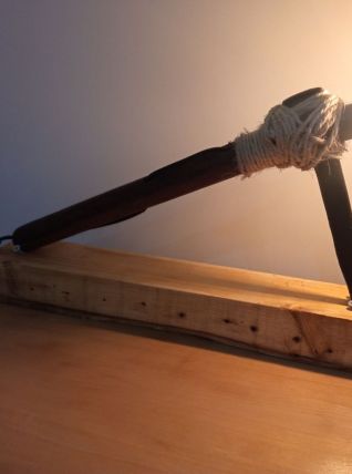Lampe en bois fait main avec une pioche et ampoule type EDIS
