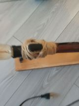 Lampe en bois fait main avec une pioche et ampoule type EDIS