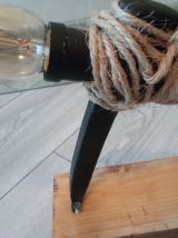 Lampe en bois fait main avec une pioche et ampoule type EDIS