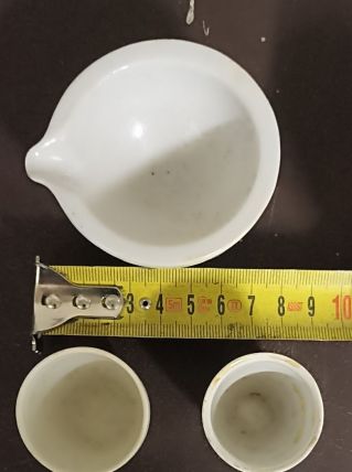 Mortier et têts (coupelles)de chimie