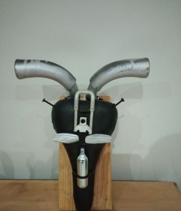 Tête de taureau/bête a cornes futuriste pièces de vélo