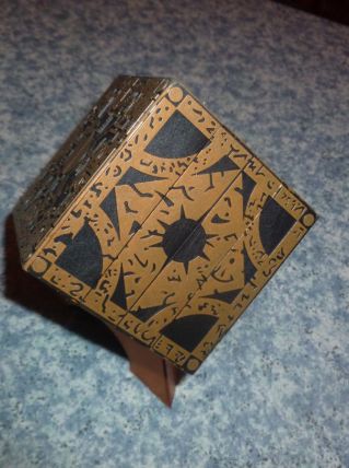 hellraiser, le cube en métal massif