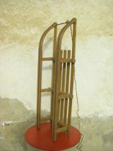 Luge ancienne en bois avec armature en acier