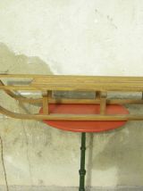 Luge ancienne en bois avec armature en acier