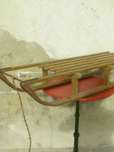 Luge ancienne en bois avec armature en acier