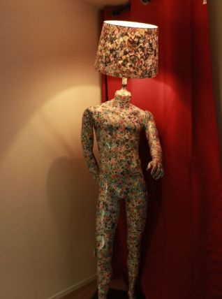 Lampe mannequin résinée en timbres du monde
