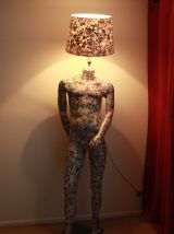 Lampe mannequin résinée en timbres du monde