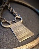Cadenas Hmong ancien en argent massif détourné en torque