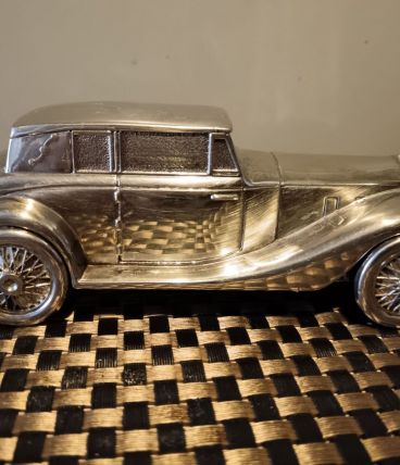 Tirelire en forme de voiture d'époque, étamé.