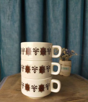3 tasses de bistrot beiges décor vintage