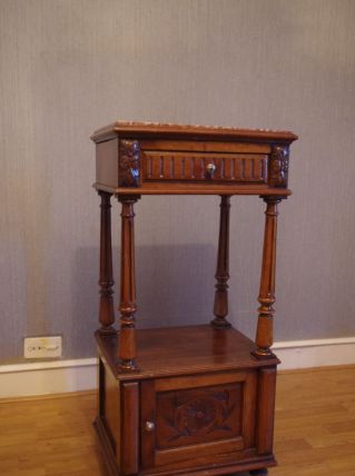 Chevet ancien en bois sculpté 