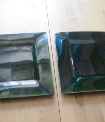 2 grandes  assiettes en faïence couleur vert bouteille      