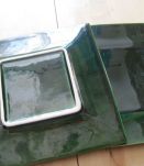 2 grandes  assiettes en faïence couleur vert bouteille      