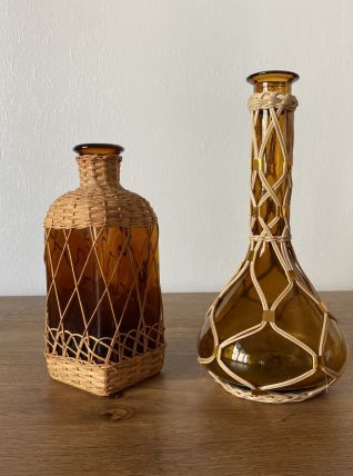 Deux carafes ambrées