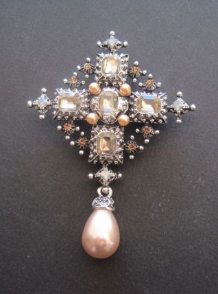 Jolie broche forme de croix        .Cadeaux. style Kitsch mé
