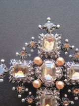 Jolie broche forme de croix        .Cadeaux. style Kitsch mé