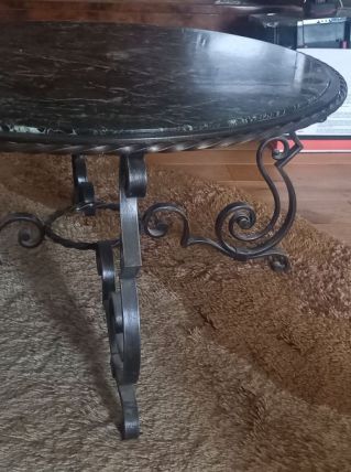 A vendre table basse,  années 60, fer forgé et marbre