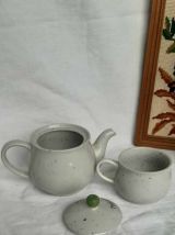 THÉIÈRE et TASSE en grès décor mamie, années 80