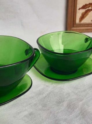 Set d assiettes / tasses a cafe / coupelles vereco arcopal v