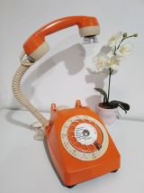 Lampe à poser recyclage téléphone vintage à cadran de 1982 