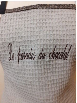 Tablier de cuisine Le paradis du chocolat brodé 