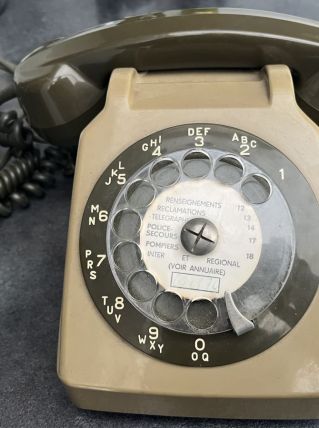Téléphone vintage à cadran rotatif So Co Tel S 63 de couleur