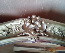 Joli miroir biseauté cadre bois massif sculpté doré, vintage