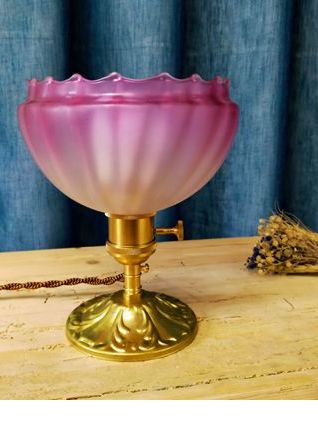 Lampe à poser abat-jour rose dentelé